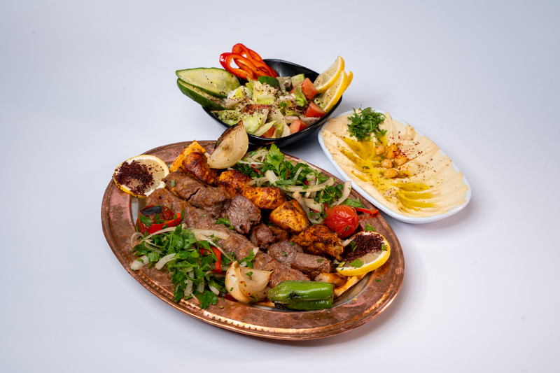 وجبة مشاوي مشكلة لحم غنم ودجاج