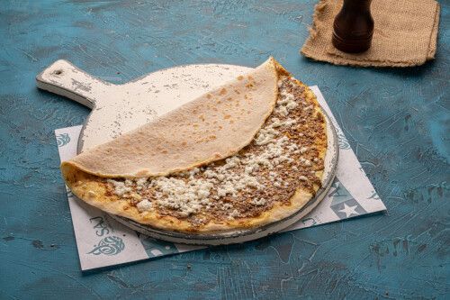 منقوشة زعتر وجبنة بلدية