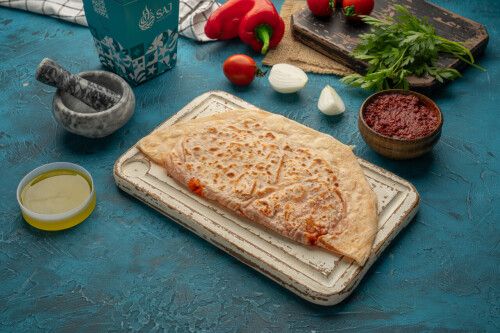 منقوشة محمرة مع قشقوان