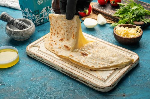 منقوشة جبنة مشكلة (قشقوان وبيضة)