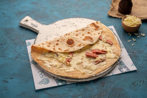 منقوشة مرتديلا مع قشقوان